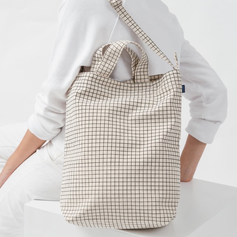 BAGGU Duck Bag in Natural Grid
